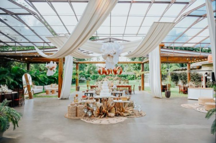 Decoração de casamento ao ar livre sob a cobertura de cristal do Casarão